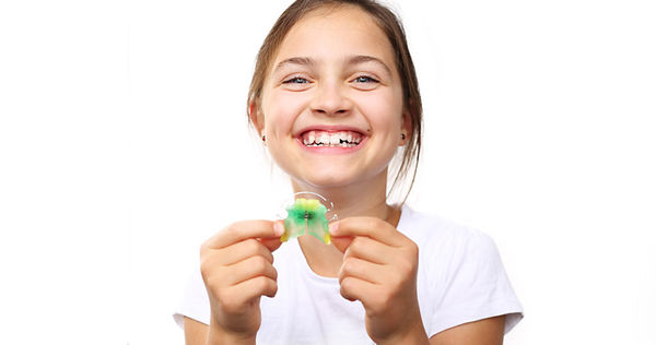 Les enfants aiment porter des appareils dentaires amovibles aux couleurs vives