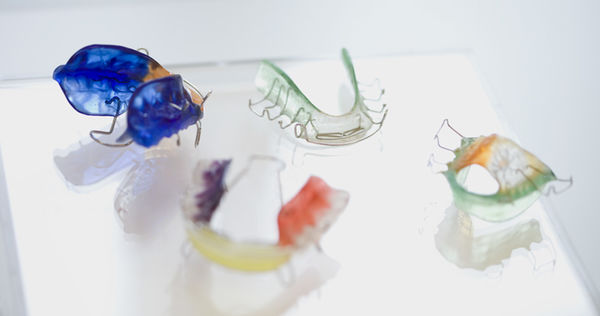 Les appareils dentaires amovibles sont disponibles pour les enfants dans des couleurs vives. 