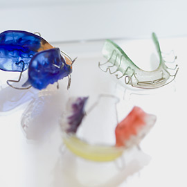 Les appareils dentaires amovibles colorées facilitent le traitement