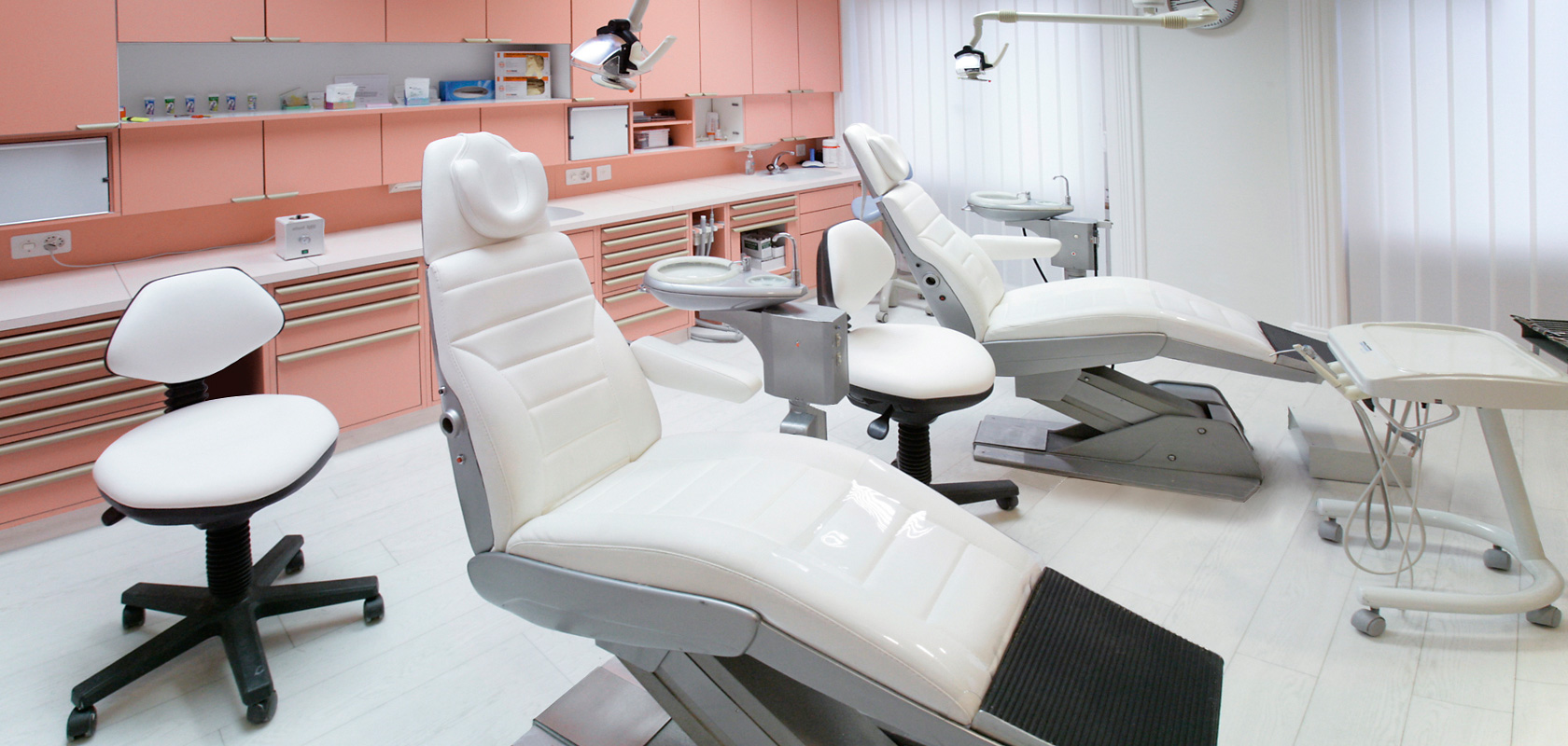 Les fauteuils de soins modernes créent la base des dents droites